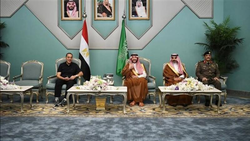 رئيس الوزراء يغادر المدينة المنورة بعد زيارة المسجد النبوي