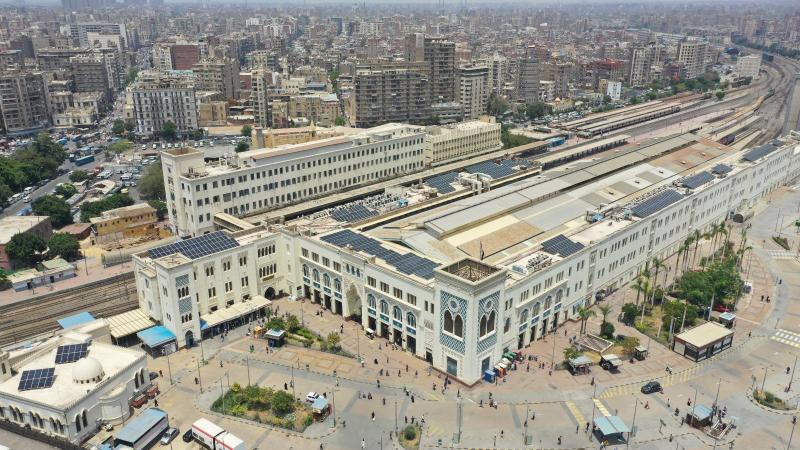 «السكك الحديدية» تعتمد على الطاقة الشمسية لتوليد الكهرباء في محطة مصر بالقاهرة