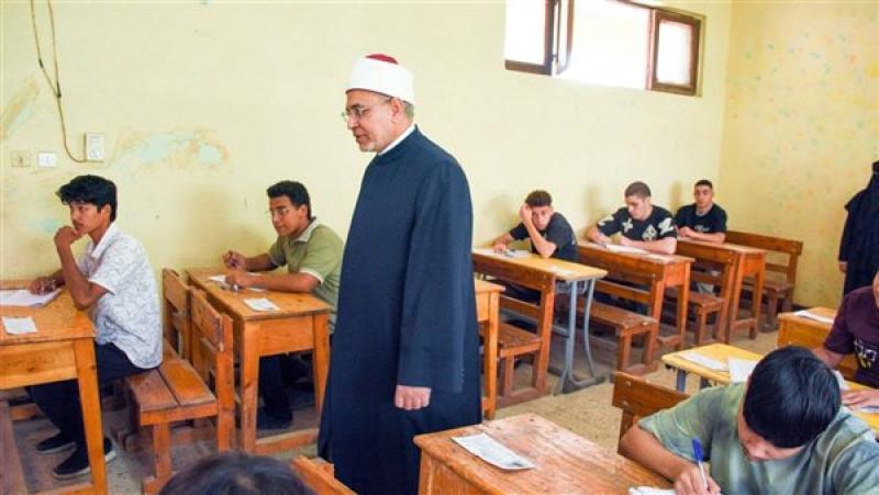 امتحان مادة الفيزياء اليوم بالقسم العلمي لطلاب الشهادة الثانوية الأزهرية