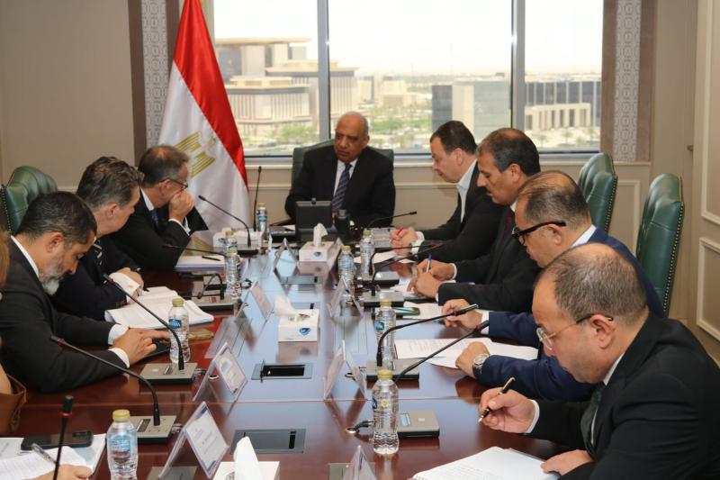 وزير الكهرباء يبحث مع وفد البنك الأوروبي لإعادة الإعمار تعزيز الشراكة والتعاون