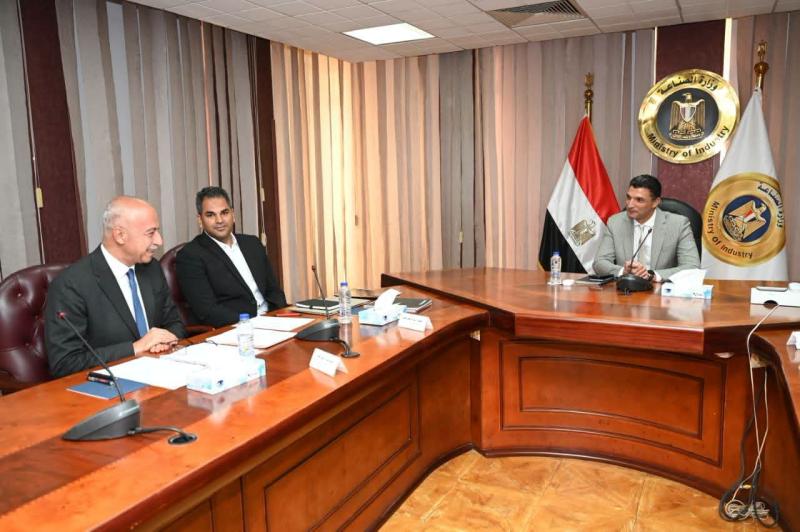 وزير الصناعة يبحث مع شركة أونا إلكتريك آليات دعم وتطوير الصناعات الكهربائية المحلية