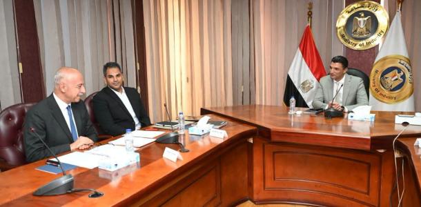 وزير الصناعة يبحث مع شركة أونا إلكتريك آليات دعم وتطوير الصناعات الكهربائية المحلية