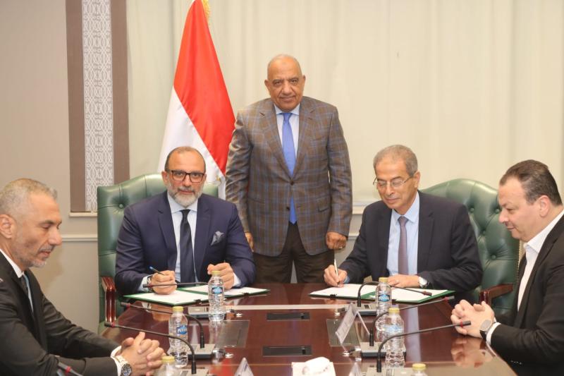 وزير الكهرباء يشهد مراسم بروتوكول تعاون بين القابضة واتصالات مصر لإحلال العدادات التقليدية بالذكية