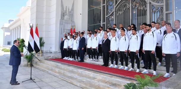 الرئيس السيسي يمنح لاعبي المنتخب الوطني وأعضاء الجهازين الفني والإداري كأس الفخر والاعتزاز وأوسمة تكريمية