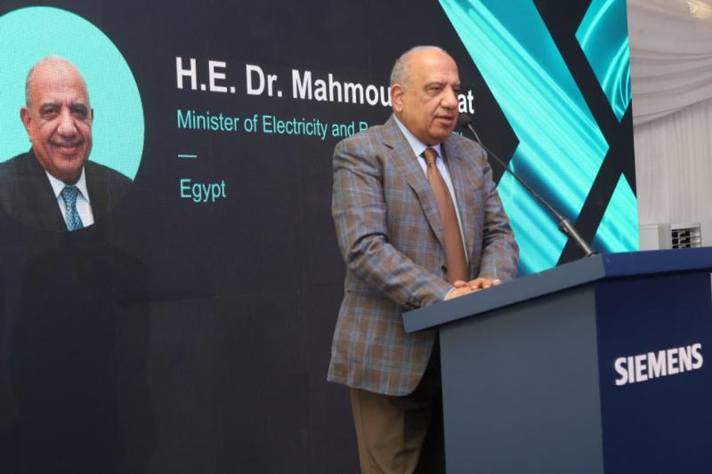 وزير الكهرباء يشهد افتتاح مصنع لإنتاج المكونات الكهربائية وحلول البنية التحتية